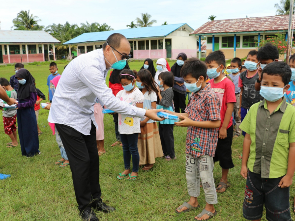 A&L donated the student supplies and lights to a primary school in Makassar Indonesia